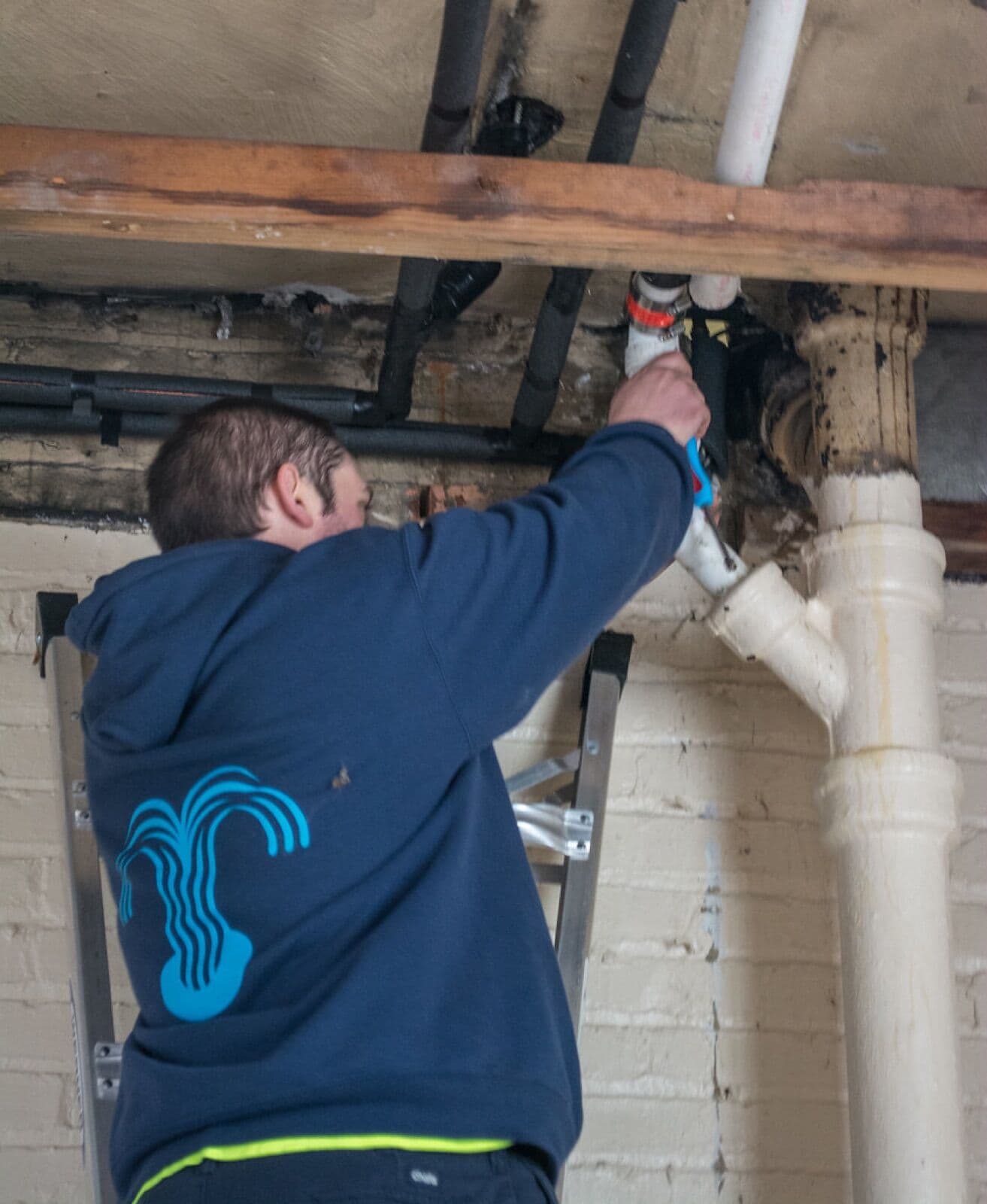 Installateur bei der Arbeit an Rohrleitungen